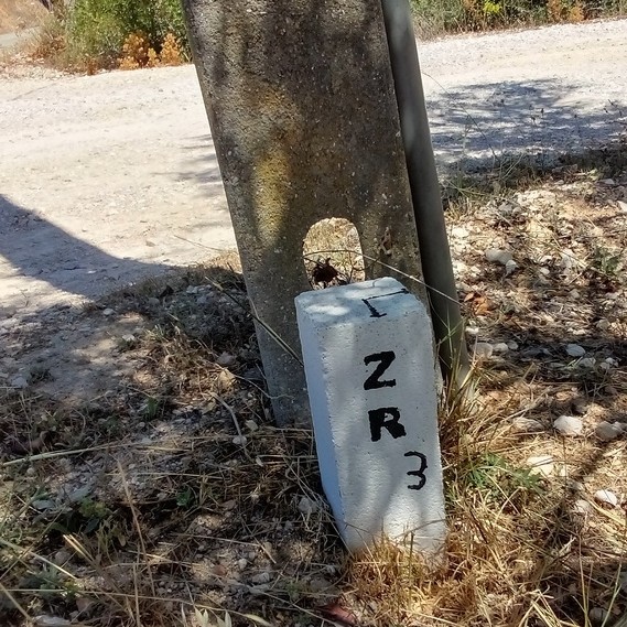 boundary post / poste de fronteira, ZR , Zephyr Rodrigues ,  Belmonte, Luz de Tavira, Algarve , Portugal